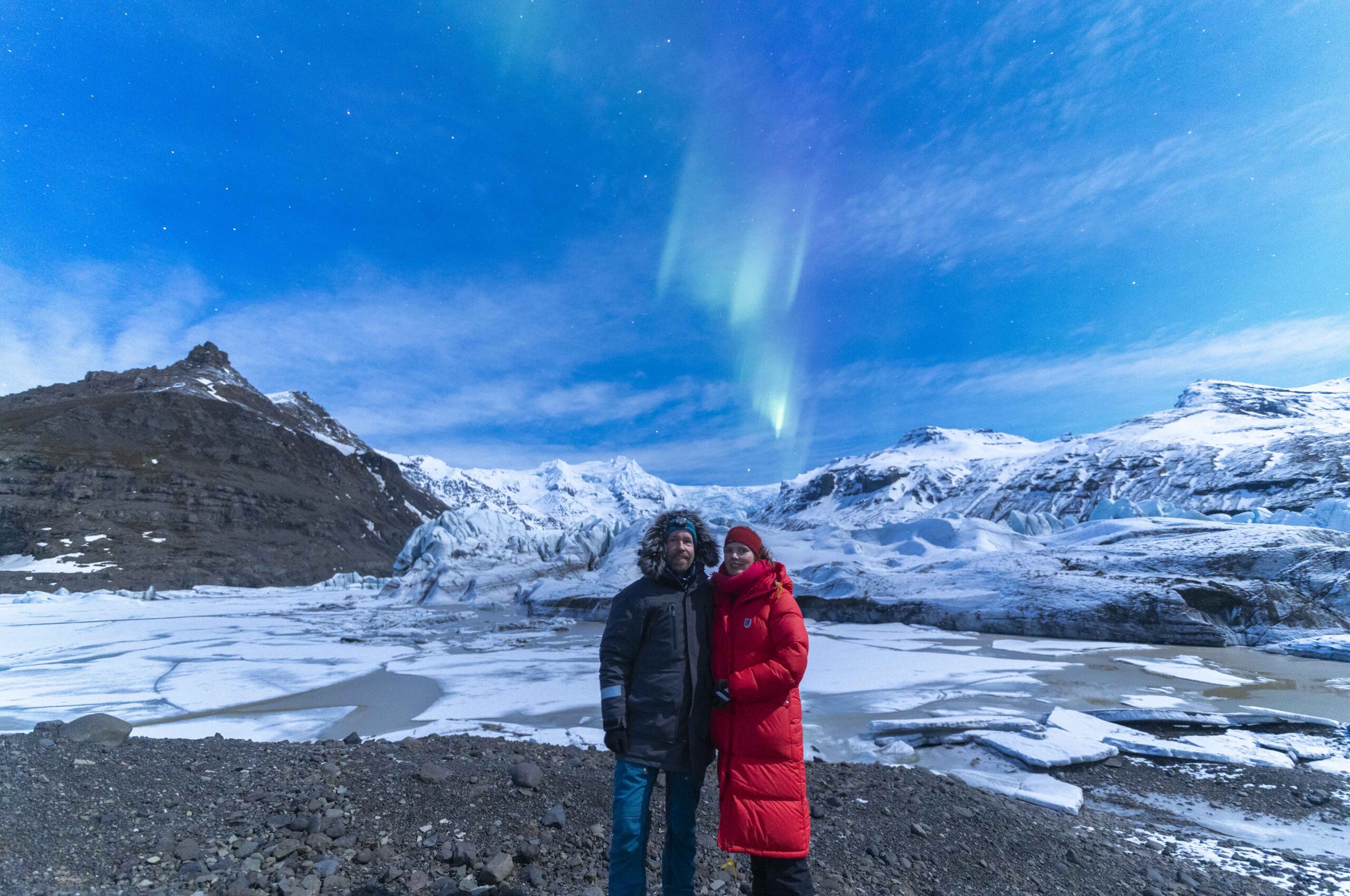 Guests of a Northern Lights Tour under the Northern Lights at Svinafellsjökull