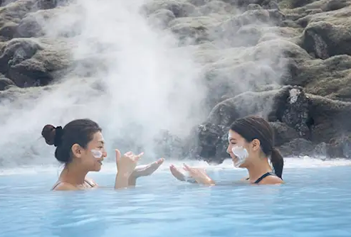 Visitantes relajándose en Blue Lagoon