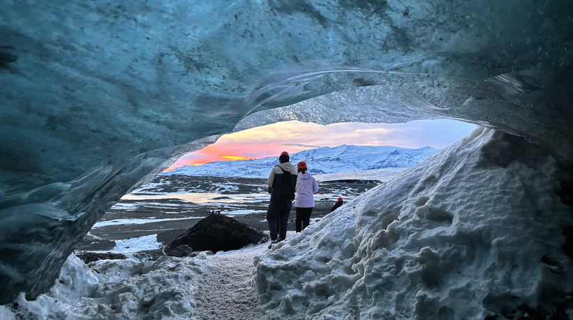 Magnífica vista desde una cueva de hielo natural
