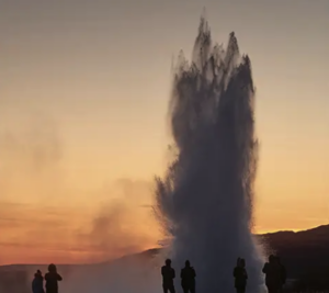 Geysir erupting