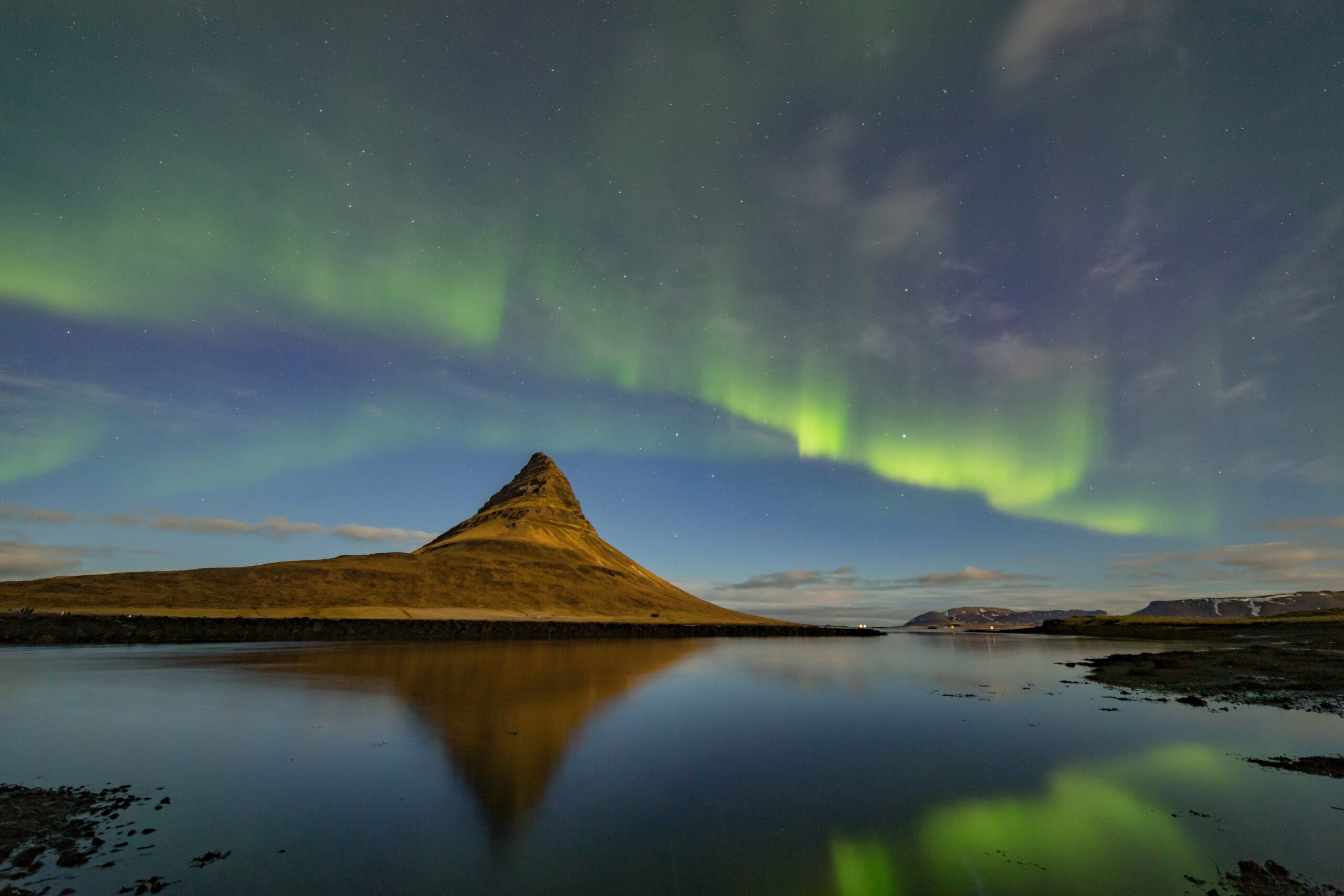 Guests of a Northern Lights Tour under the Northern Lights at Svinafellsjökull